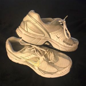 Nike women’s running shoes like new!